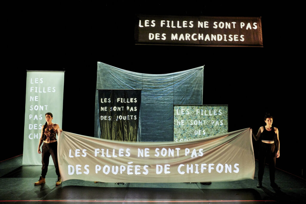 LES FILLES NE SONT PAS DES POUPÉES