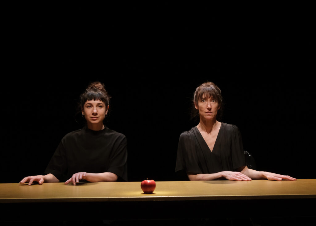 LA POMME EMPOISONNÉE